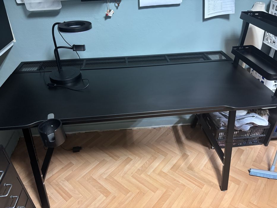 Biurko gamingowe UTELSPELARE jak nowe plus dodatki