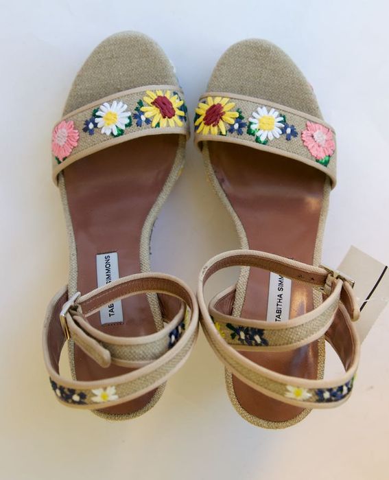 TABITHA SIMMONS sandały koturny espadryle kwiaty

Obserwuj