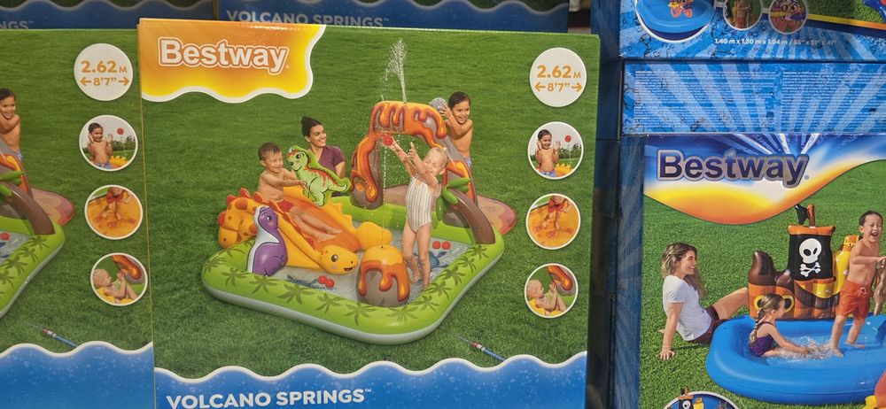 Várias piscinas de criança e brinquedos