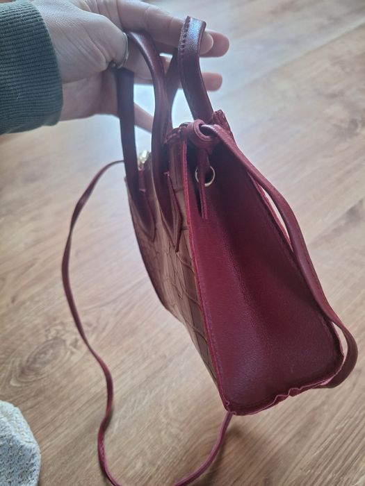 Mała nowa poręczna czerwona torebka na dlugim pasku