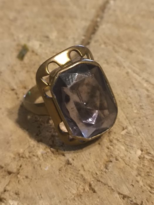 Stary pierścionek ,miedziak ,tombak PRL z fioletowym oczkiem . Vintage