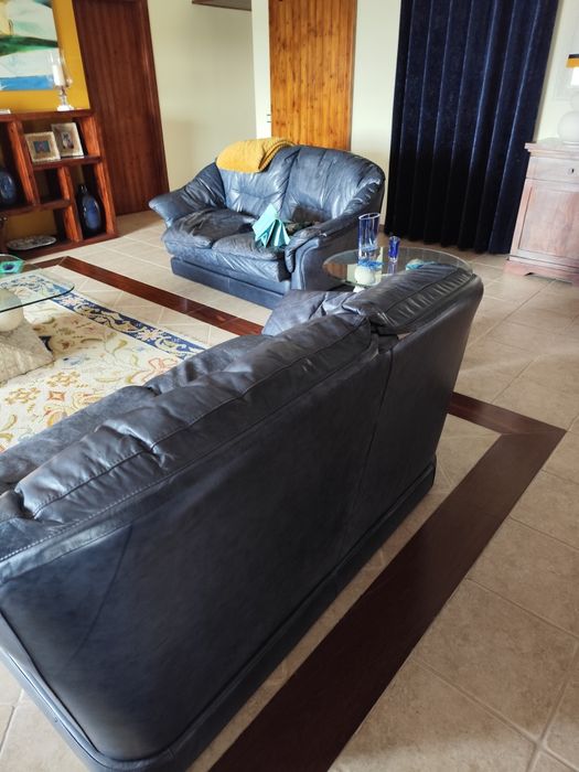 Conjunto de dois sofás de dois lugares cada e dois puff  . Pele " Divani," interior em penas. Preço do conjunto  600,00€