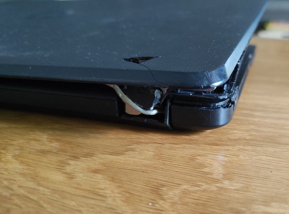 Laptop HP uszkodzona obudowa