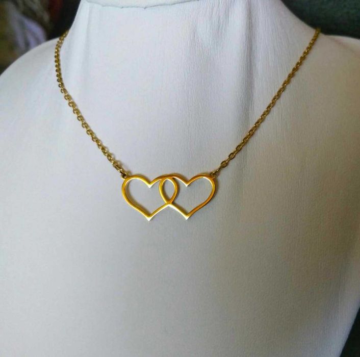 Colar Aço Dourado c/ 2 Corações Lado a Lado NOVO