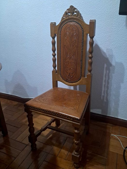 Mesa com 8 cadeiras e Candeeiro Art Deco com 5 lâmpadas