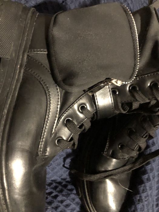 Botas com atacadores e fecho lateral