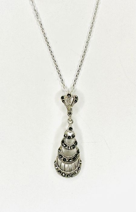 Fio Colar com medalha em prata e marcacites