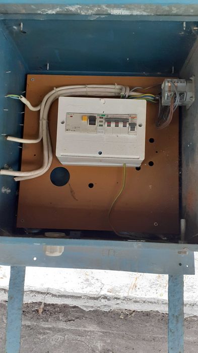 Sprzedam rozdzielnicę- elektryczną skrzynkę budowlaną.