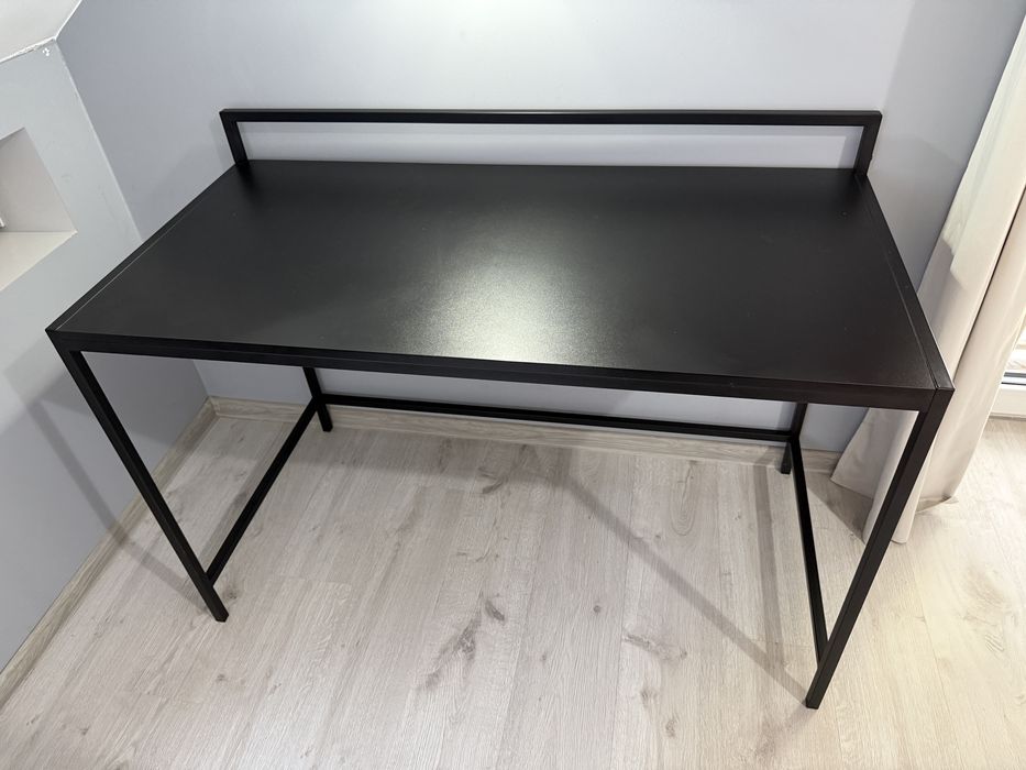 Czarne biurko.
