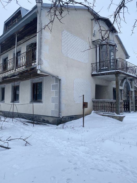 Продаж двоповерхового будинку з мансардою