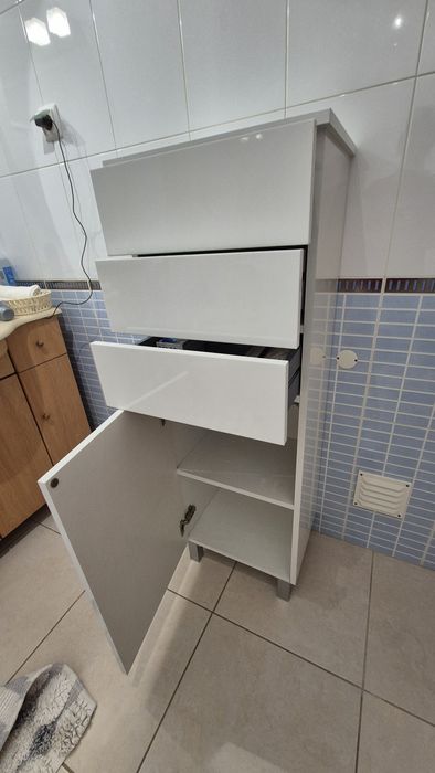 Móvel lacado branco, ideal para organizar a casa de banho. Com 3 gavetas e 1 porta. Bom estado de conservação-medidas 42×33×120,ótima ocasião.