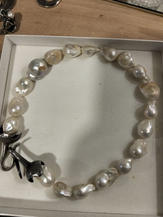 Colar em pérolas e fecho de prata