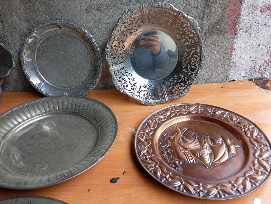 Pratos em latão e inox antigos