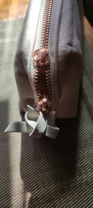 Ідеальна шикарна пудрова косметичка з алфавітом відомого бренду
