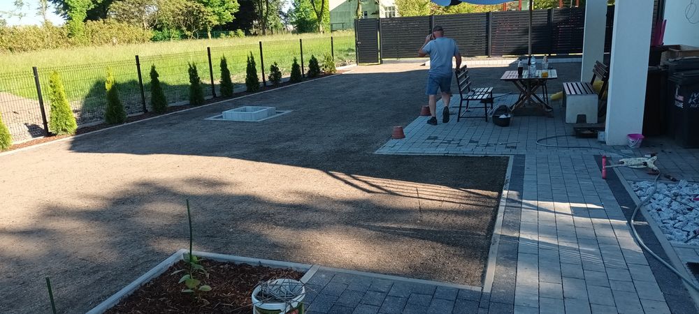Trawa z rolki glebogryzarka separacyjna zakladanieOgrodowPrzycinanieTui
