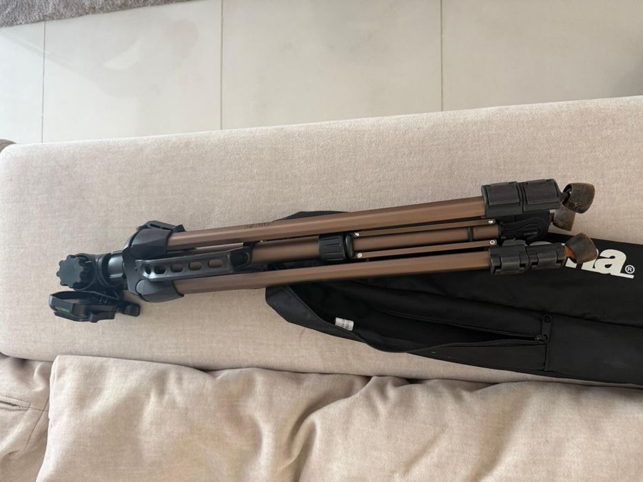 Máquina Canon EOS 2000D como nova 2 objetivas (18-55mm e 75-300mm)