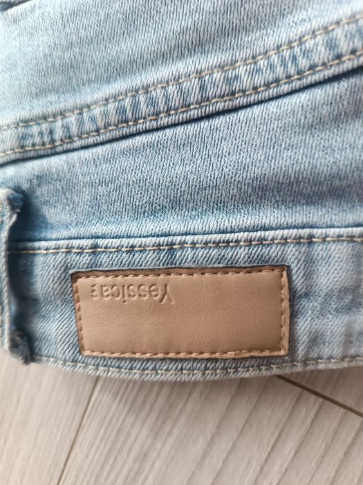 Джинси кльош недорого