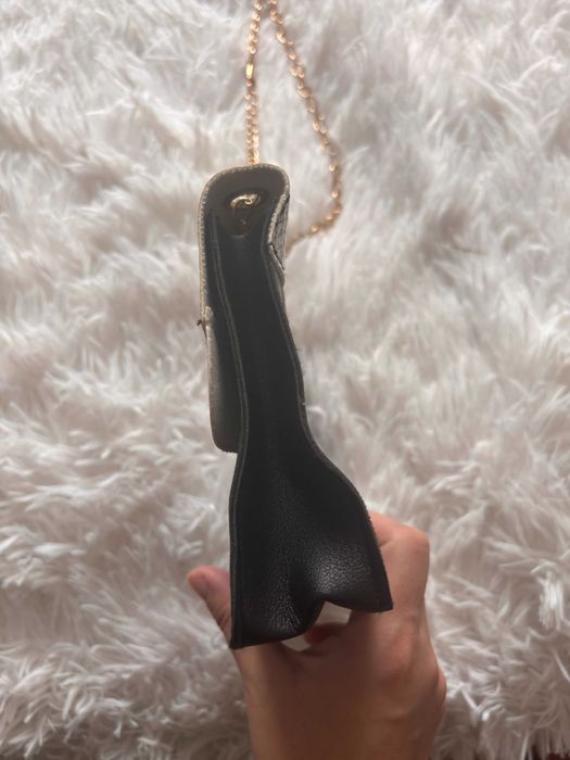 Mala de Tiracolo Preta com Padrão Cobra e Corrente Dourada