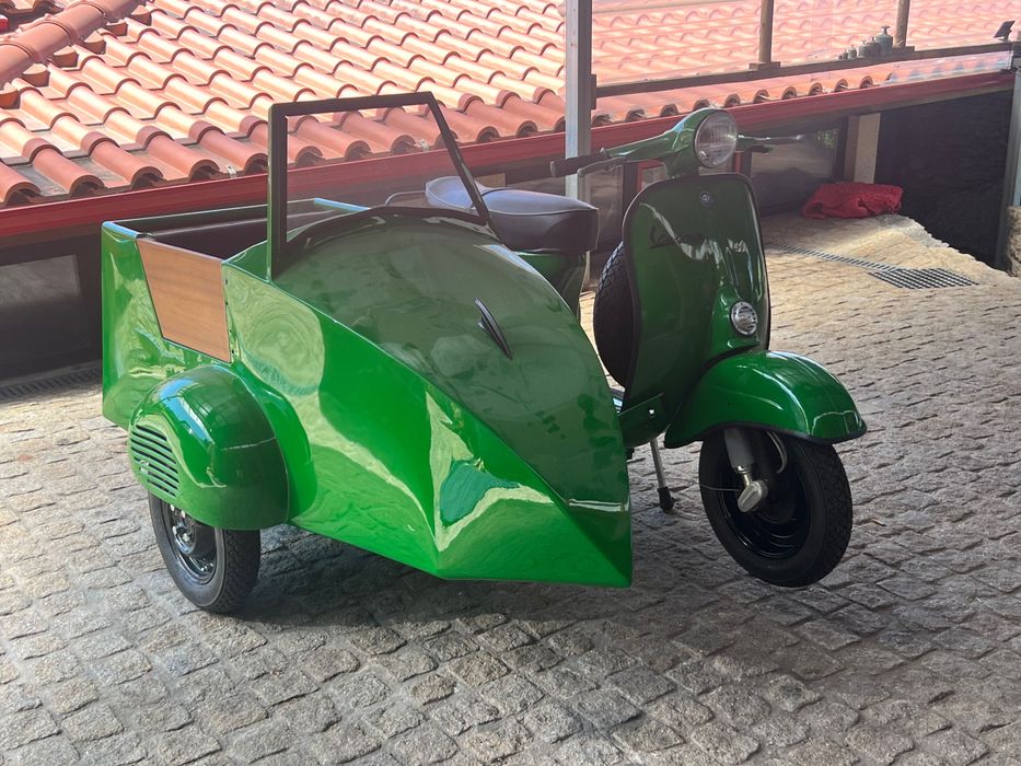Vespa com saidcar