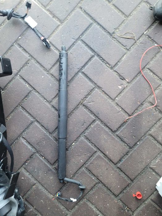 Siłownik elektryczny lewy klapy tył Audi Q5 80A