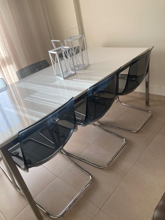 Mesa brancas e cadeiras em acrílico