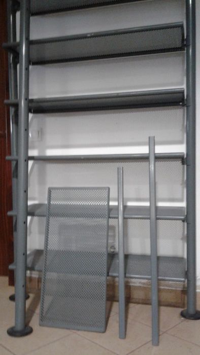 Equipamento em metal para loja pronto a vestir