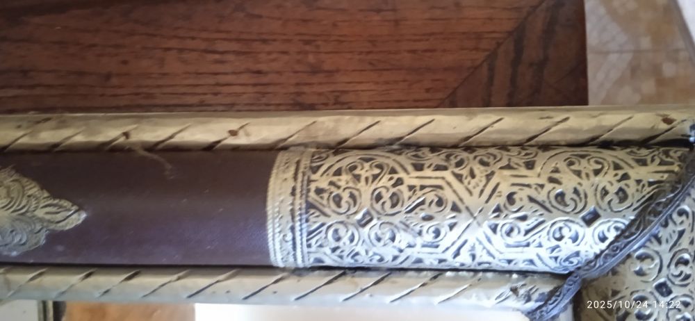 Conjunto de 3 espelhos em couro e metal prateado cinzelado