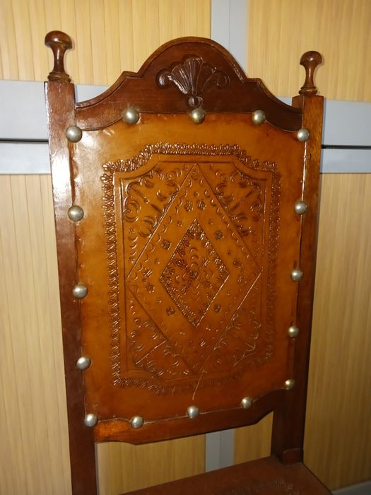 Mesa Extensível de Madeira + 6 Cadeiras em Couro Gravado