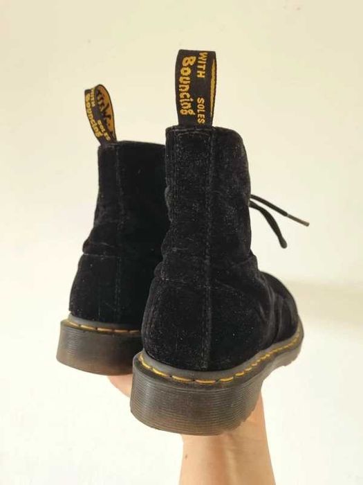 Dr. Martens Pascal velvet welurowe czarne buty trzewiki martensy
