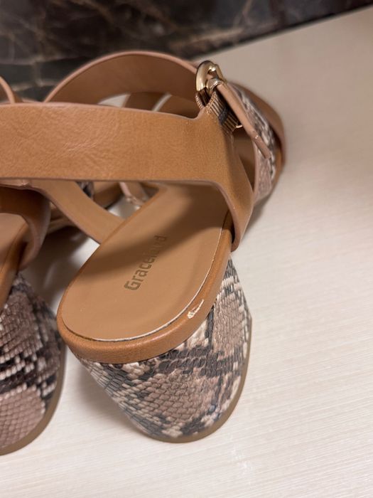 Босоніжки від бренду Graceland