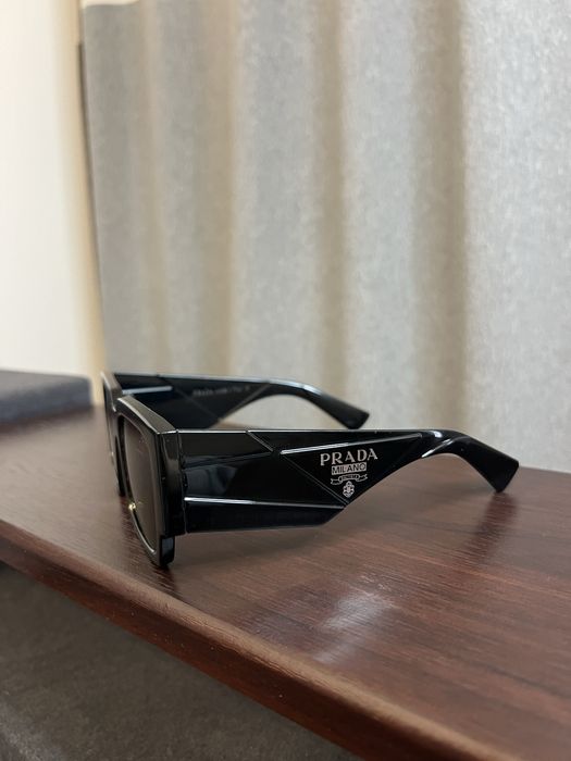 Сонцезахисні окуляри Prada