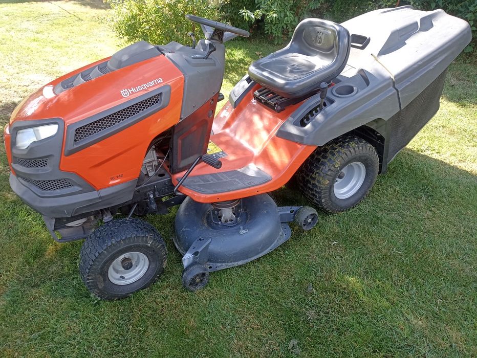 Kosiarka traktorek Husqvarna TC142 2cylindry 107cm