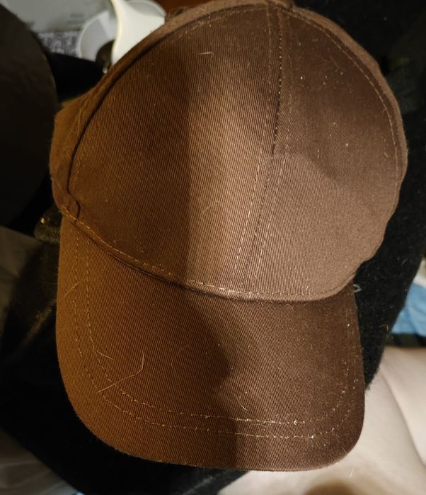 Boné com phones de ouvido