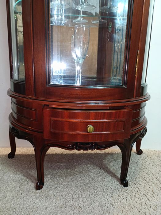 Vitrine /expositor meia-lua em mogno maciço espelhado com prateleiras