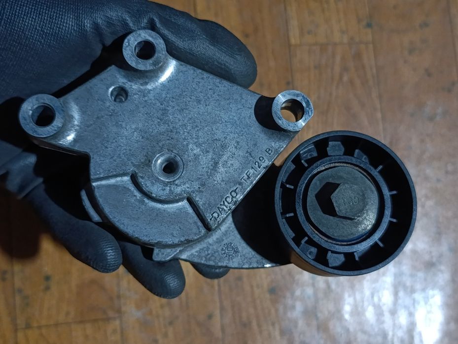 Натяжна станція привідного ременя volvo v50