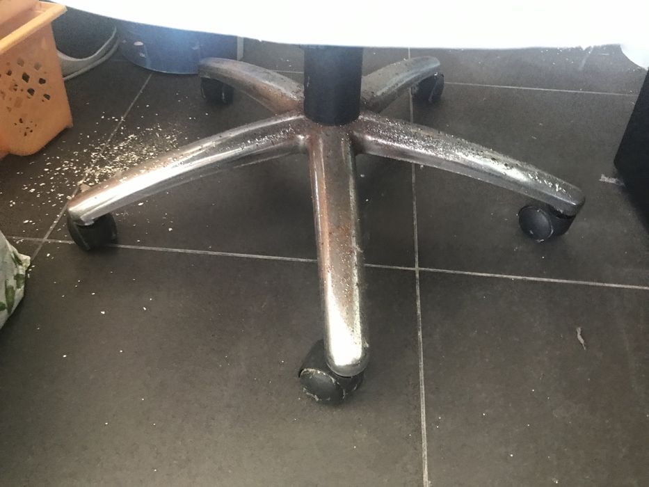 Cadeira com pele danificada