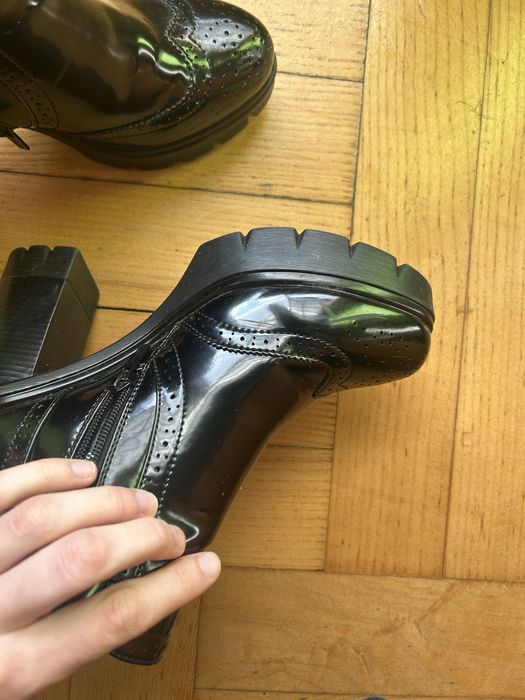 Ocieplane czarne lakierki na obcasie