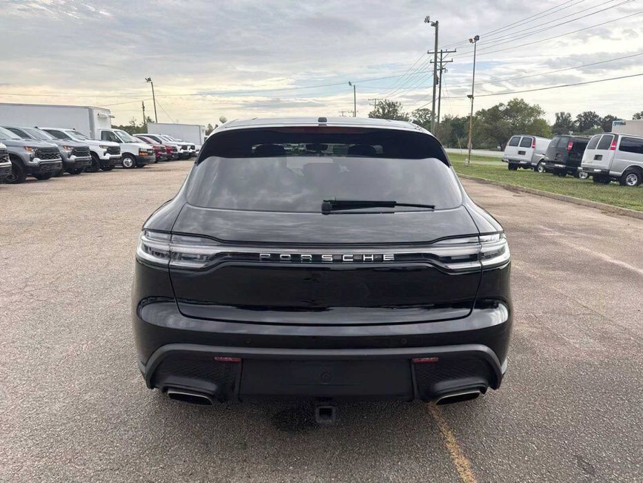 Porsche Macan      2022
