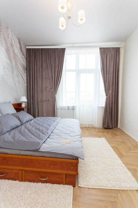 Центр. Вул. Б. Хмельницького 17. 2 кімнати. Квартира подобово