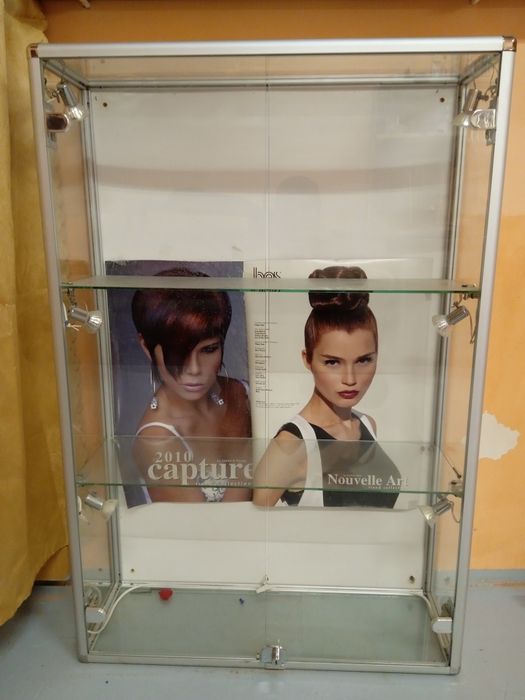 Полка стекляна з пісвіткою.