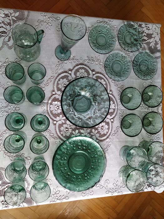 Ręcznie robiona szklana zastawa z motywem gałązek oliwnych