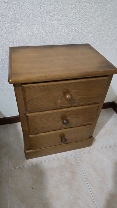 Mesa de cabeceira castanha de madeira (como nova).
Medidas:
Largura: 50 cm
Profundidade: 36 cm
Altura: 62 cm