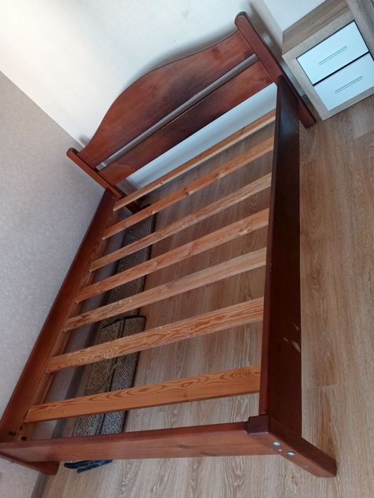 Кровать двуспальная деревянная