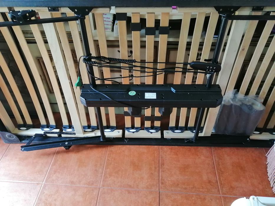 Cama articulada elétrica com comando