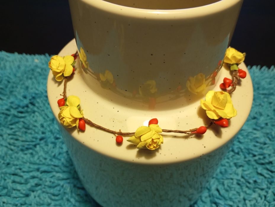 Coroa de flores em tons de amarelo