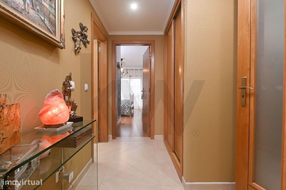 Apartamento T2 com Garagem Box, Estacionamento e Arrecadação –  São Do