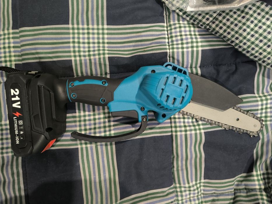 Serra elétrica nova com bateria e corrente exta