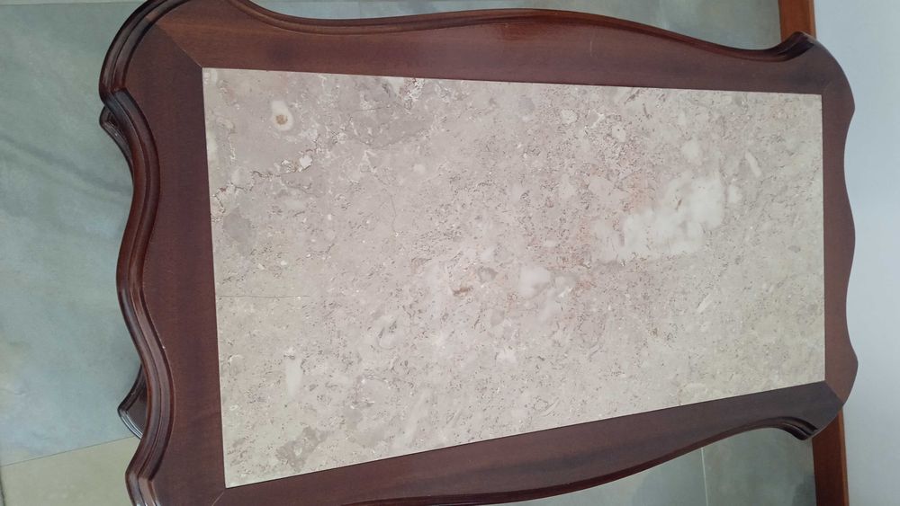 Mesa de sala em mogno e tampo em pedra
