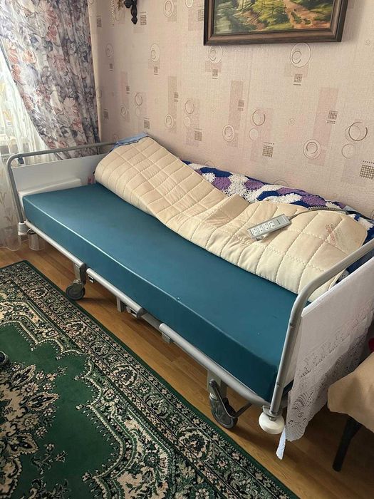 Ліжко лікарняне для лежачих людей