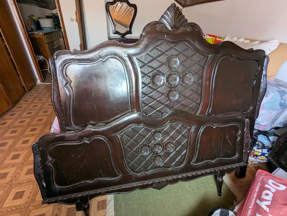 Mobília de quarto, cama, cómoda,espelho,mesas cabeceira